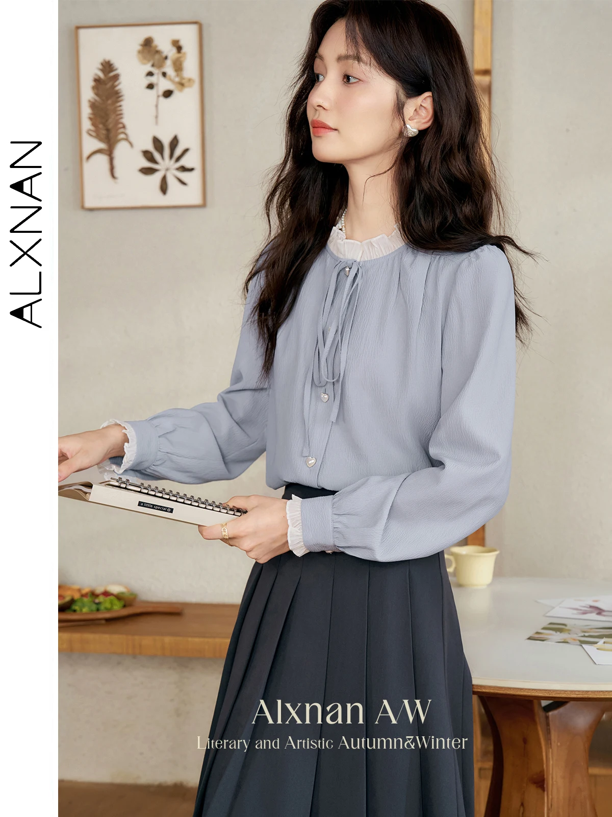 

ALXNAN синяя рубашка для женщин в стиле пэчворк с рюшами и круглым вырезом на шнуровке с бантом и пуговицами в форме сердца, осенний офисный женский топ с длинными рукавами L50052