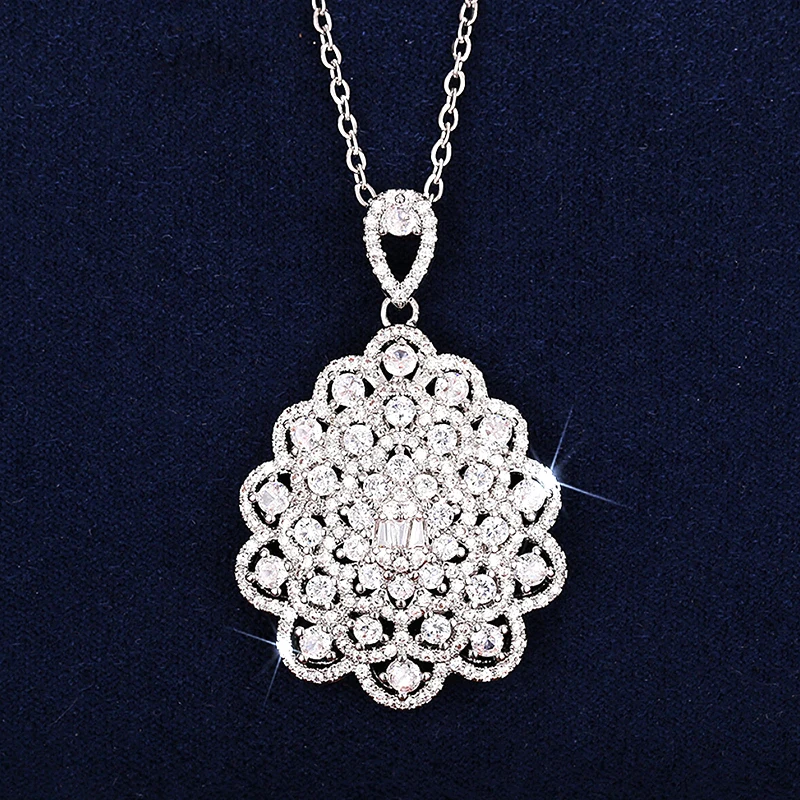 Huitan Zierliche Anhänger-Halskette für Damen, luxuriöser Halsschmuck mit brillantem Zirkonia, modischer silberfarbener Schmuck für Frauen