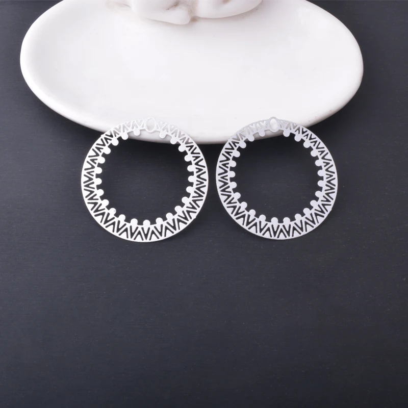 20 Stück AB2285 Messing-Schmuckanhänger, hellgoldene runde Charms, bemalte Verbindungsstücke, Anhänger für DIY-Ohrringe für Frauen, Zubehör – Detail 7