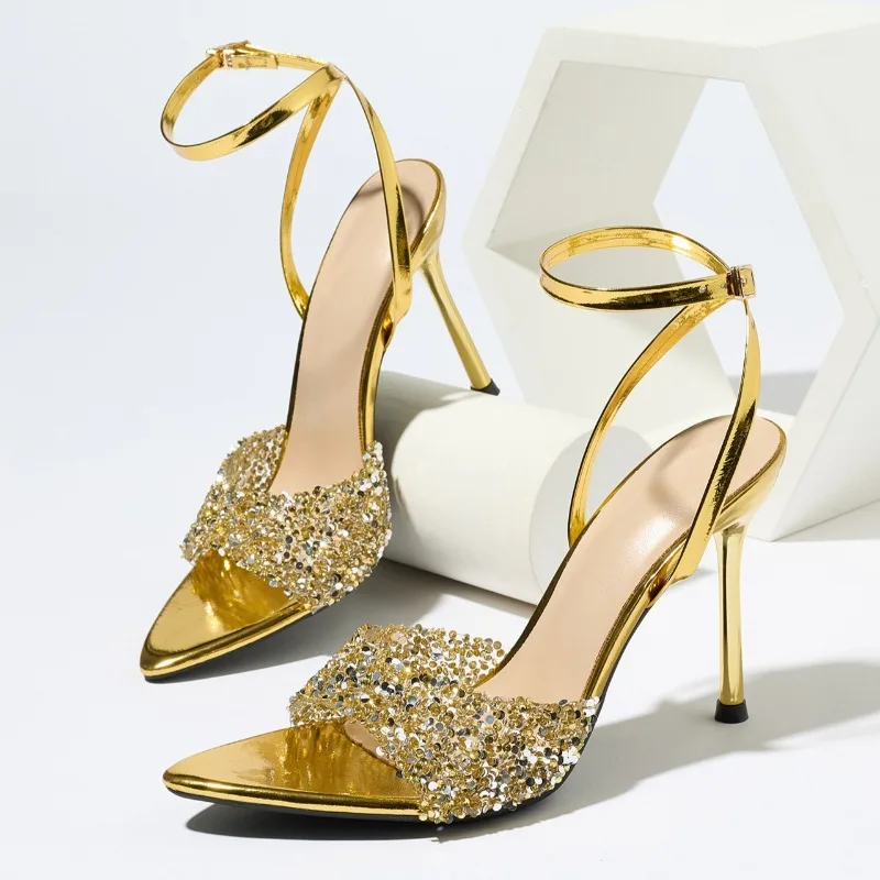 

Летние блестящие туфли на высоком каблуке с стразами, женские сексуальные босоножки из ПВХ с острым носком и открытым каблуком, роскошные золотые туфли-стилето с ремешком на щиколотке для свадьбы