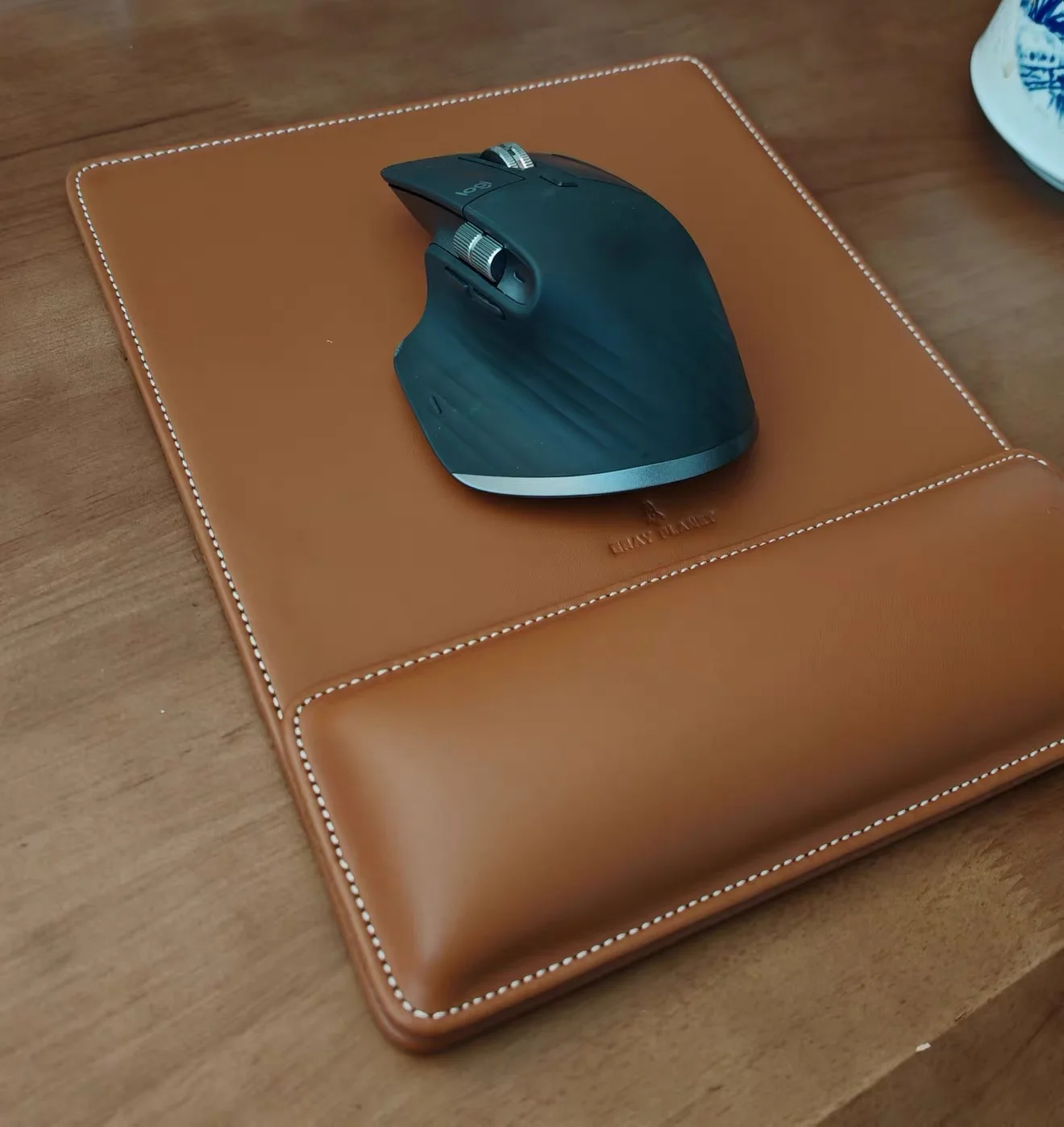 Thickened genuine leather mouse pad with wrist support, soft and comfortable.