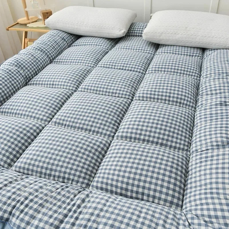 Easy to carry folding mattress, can be used for outdoor camping tent soft and comfortable