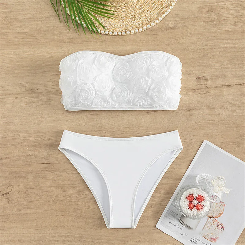 Bikini Bandeau blanco con flores en 3D para Mujer, traje de baño Sexy de cintura alta con realce, conjunto de dos piezas, 2024