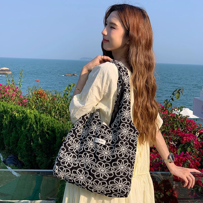 

New Spring/Summer Embroidered Flower Bag with Simple and Unique DesigninsVersatile and fashionable vest shopping bag