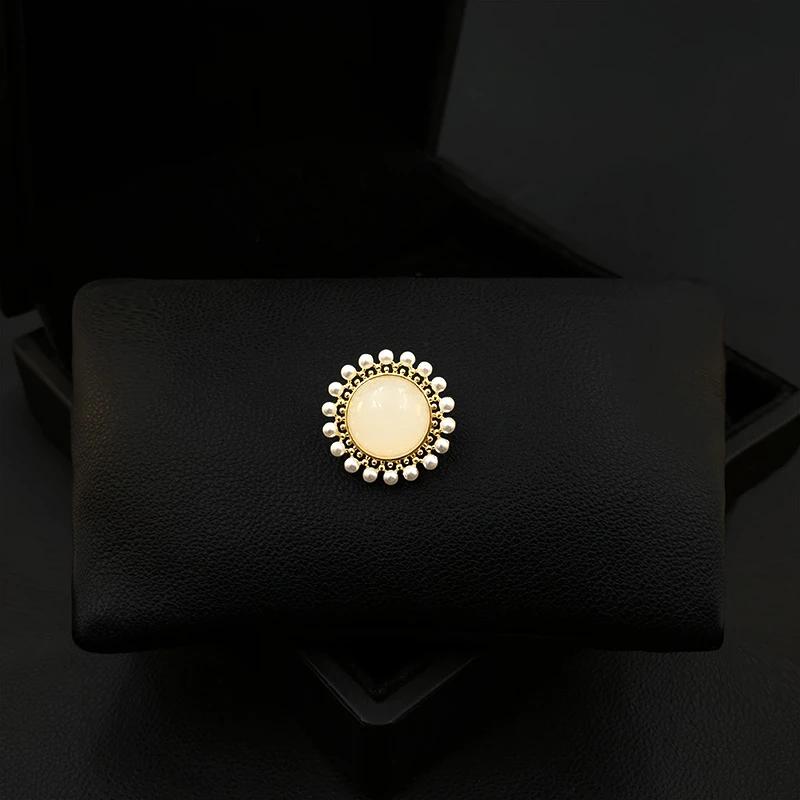 

Small Round Brooch Neckline Anti-Exposure Fixed Suit Neckline Collar Pin Accessories Unique Design Jewelry Clothes Corsage 5532