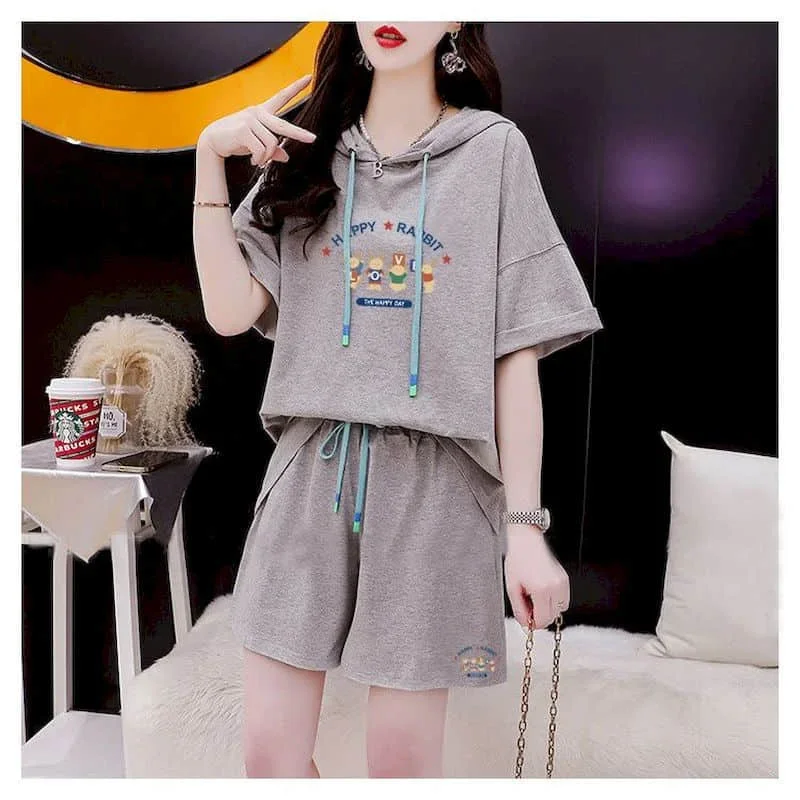 ポップでスポーティなショートパンツセット、半袖Tシャツ、ツーピースセット、レディースサマースポーツウェア、ルーズな韓国スタイル、新作お揃い