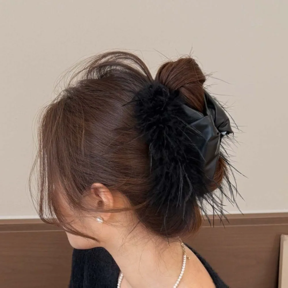 

Elegant Satin Triangle Shark Clip Korean Style Plastic Fluffy Feather Hair Claw Solid Color Polyester Women Hairgrips for Gifts