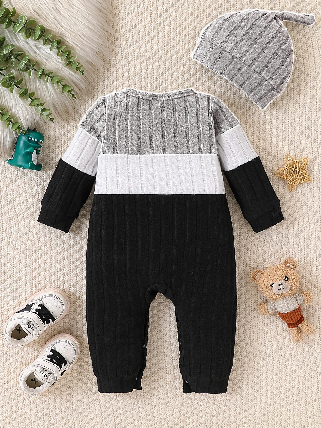 2-teiliger gerippter Neugeborenen-Strampler mit Mütze, Cartoon-Print, Farbblock-Design, Langarm-Baby-Jumpsuit-Set für Jungen von 0-18 Monaten – Detail 2