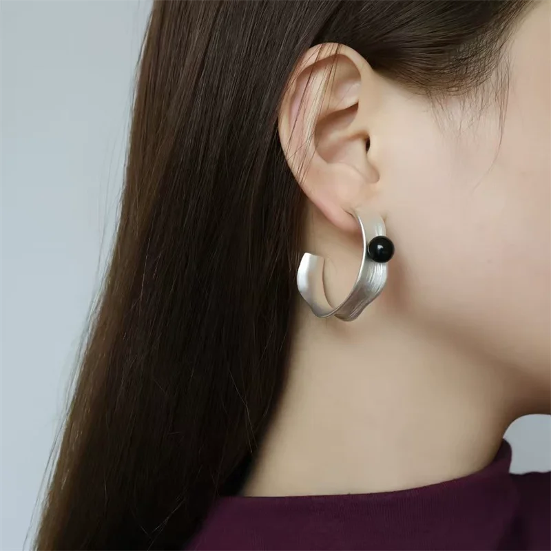 

Осенне-зимние модные нерегулярные изогнутые серьги с инкрустацией черным агатом для женщин, нишевые винтажные изысканные универсальные ювелирные изделия, подарки