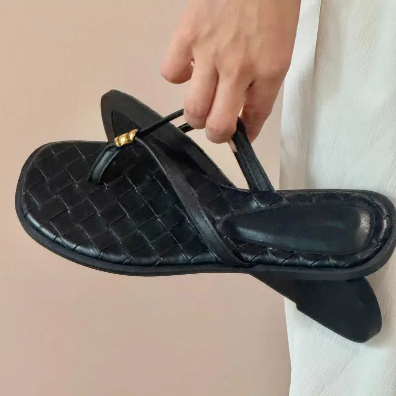 Nowe letnie klapki na niskim obcasie dla kobiet, modne buty z kwadratowym noskiem, retro proste sandały z…