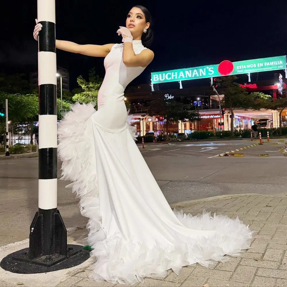 

Белое асимметричное юбка без рукавов с высоким воротом и перьями, длинное платье для выпускного со шлейфом, элегантное вечернее платье для свадебной вечеринки, официальное мероприятие