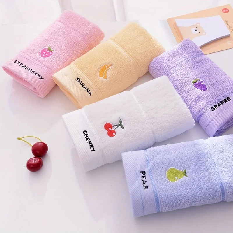 3 serviettes à motifs de fruits de couleurs aléatoires, serviettes pour enfants en pur coton, serviettes pour bébé aux fruits de dessin animé, petites serviettes carrées, articles essentiels pour la maison, serviettes pour enfants respectueuses de la peau et non irritantes