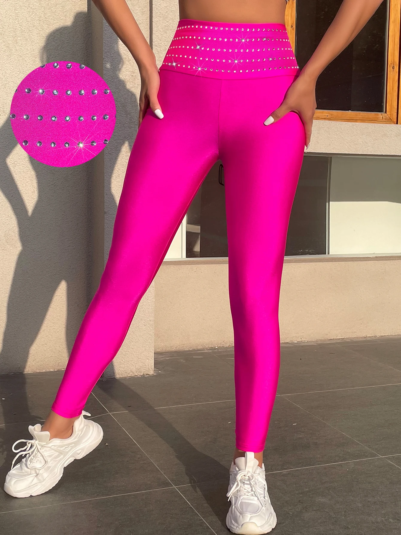 

Эластичные брюки трапециевидной формы с высокой талией и бриллиантами в европейском стиле с яркими блестящими украшениями. Брюки длиной девяти дюймов.