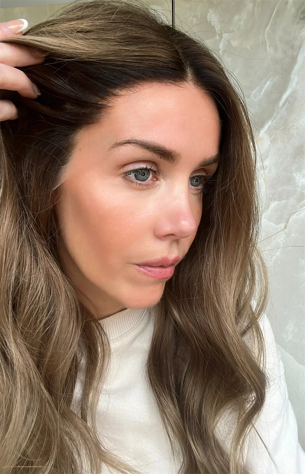 

Длинный волнистый парик из синтетических волос цвета темно-каштанового коричневого с оттенками блонда, с натуральной линией роста волос, без клея, реалистичный вид, с эффектом натуральных волос.