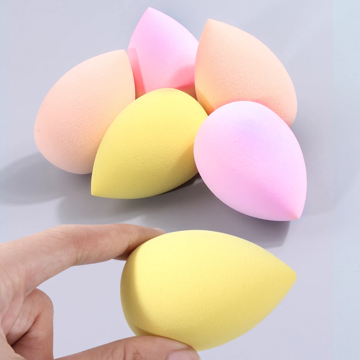 12 peças de ovos de esponja de maquiagem macia gigante expandem quando expostos a água e não colam no pó. Uma ferramenta de maquiagem especial para o rosto