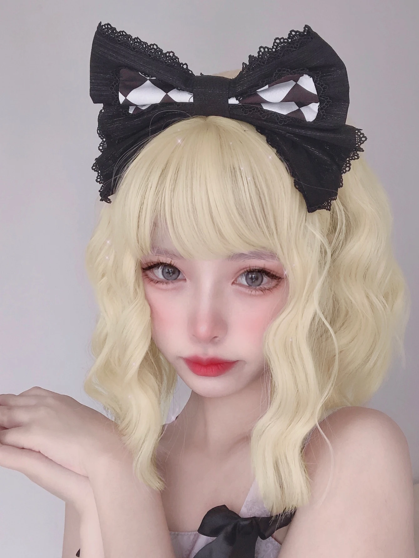 12Inch Blonde Lolita Synthetic Wigs With Bang Short Natural Wavy Hair Wig For Women Daily Use Cosplay Drag Party Heat Resistant