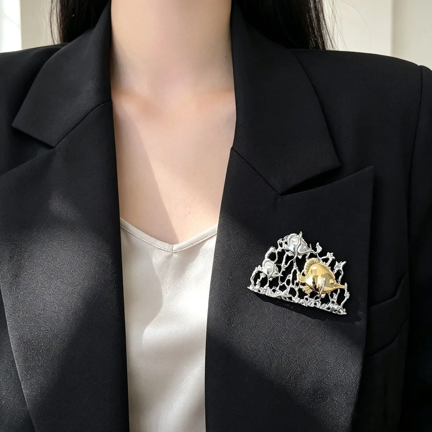 Literary Style Ocean Coral Swimming Fish Brooch Two-Tone Metal Design Lapel Pin Suit Collar Decorative Brooch For Women