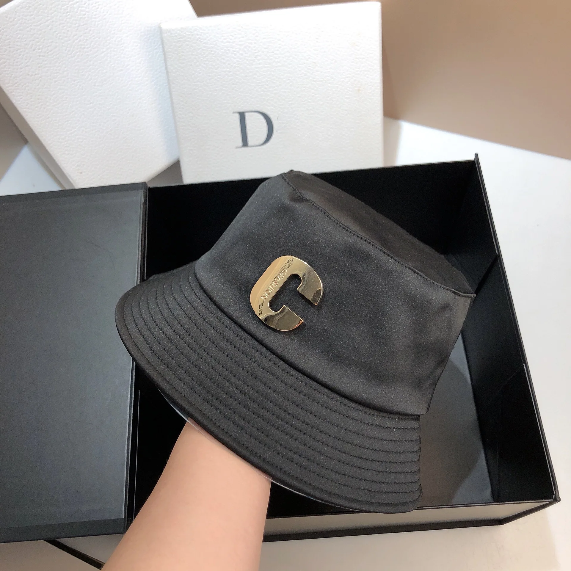 Luxury Metal Letter C Panama Fisherman Hat Silky Satin Bucket Hat Outdoor Anti-UV Sun Hats for Women Sunscreen Beach Basin Cap