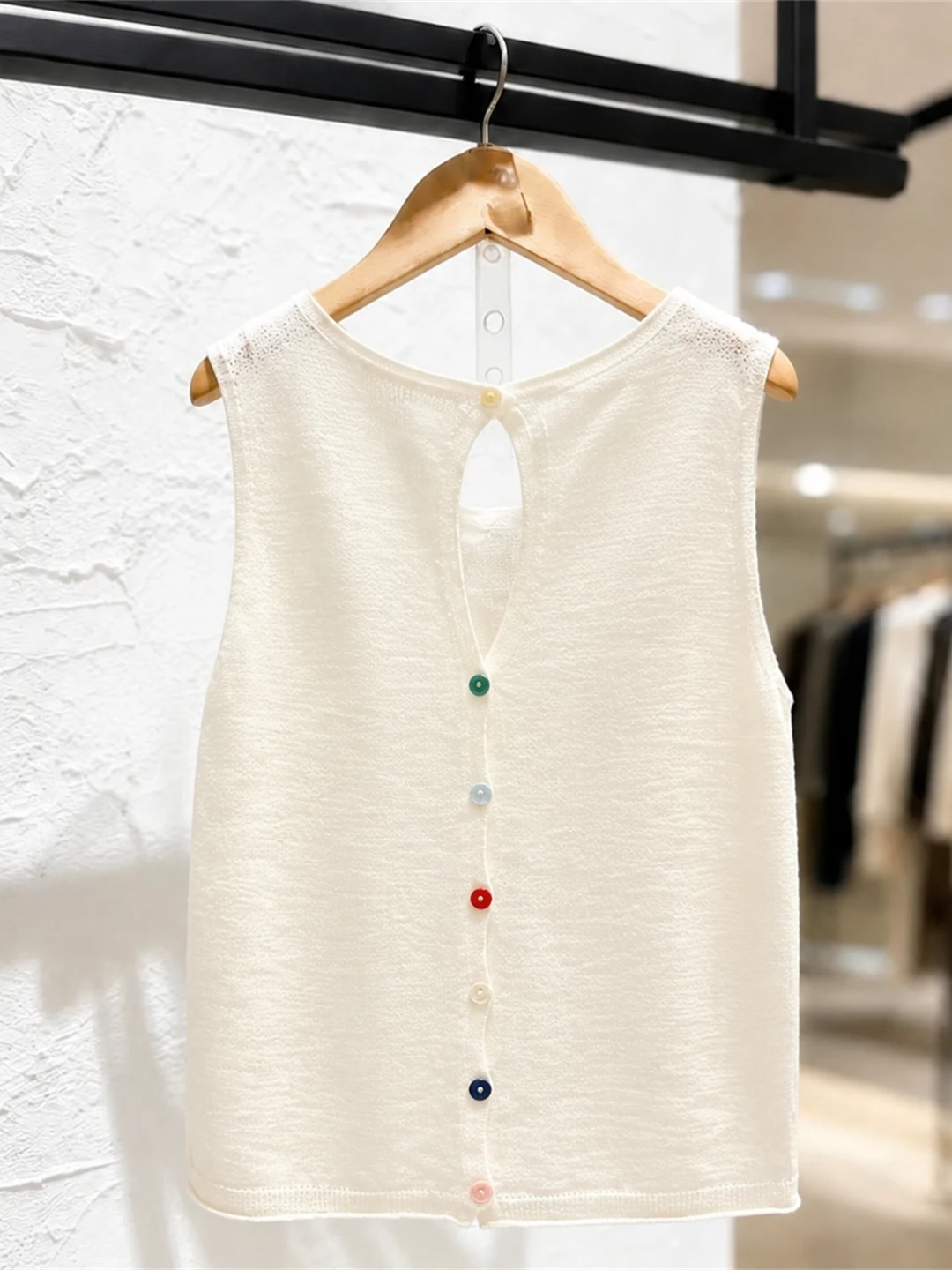 

Unique Design Commuter Style Sleeveless Ice Silk Knitted Vest Fashionable Versatile Summer Top for Younger Looking
