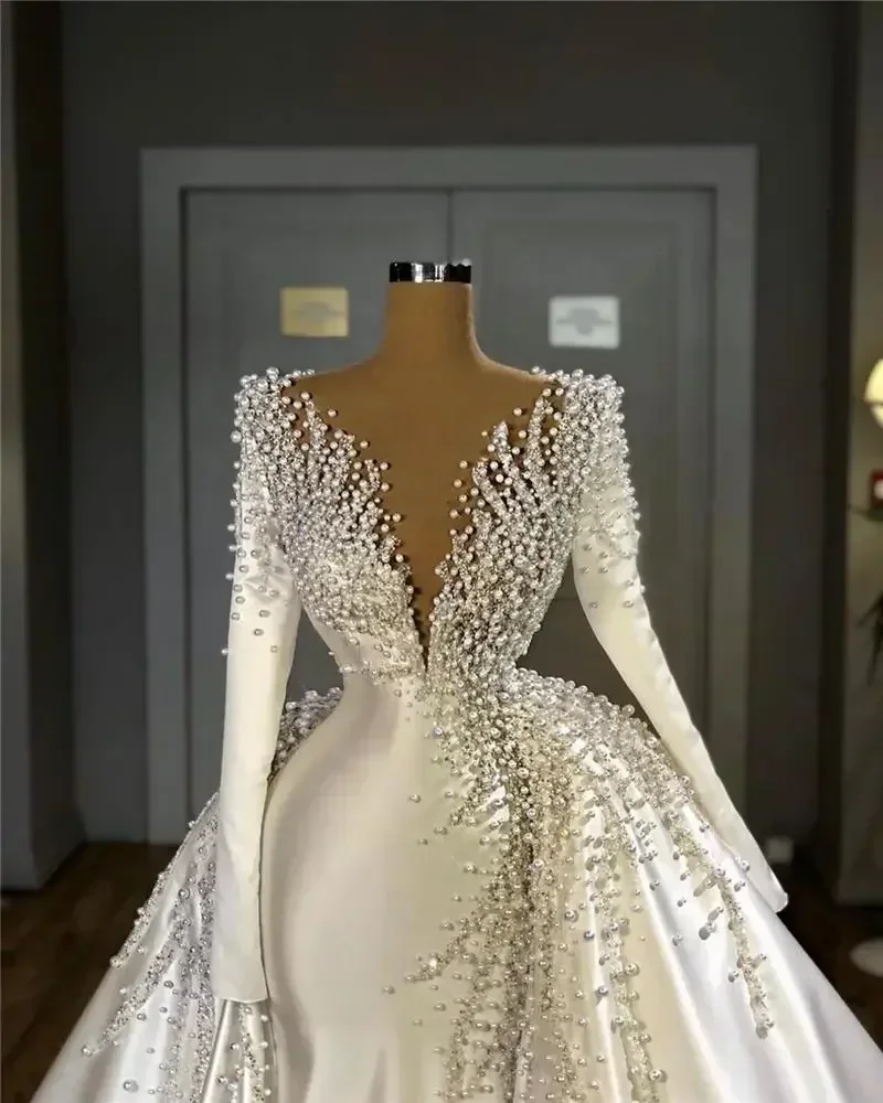 Maßgeschneidertes Luxuriöses Hochzeitskleid mit Tiefem V-Ausschnitt und Langen Ärmeln, Perlenbesetztes Brautkleid aus Saudi-Arabien mit Abnehmbarem Überwurf 2024