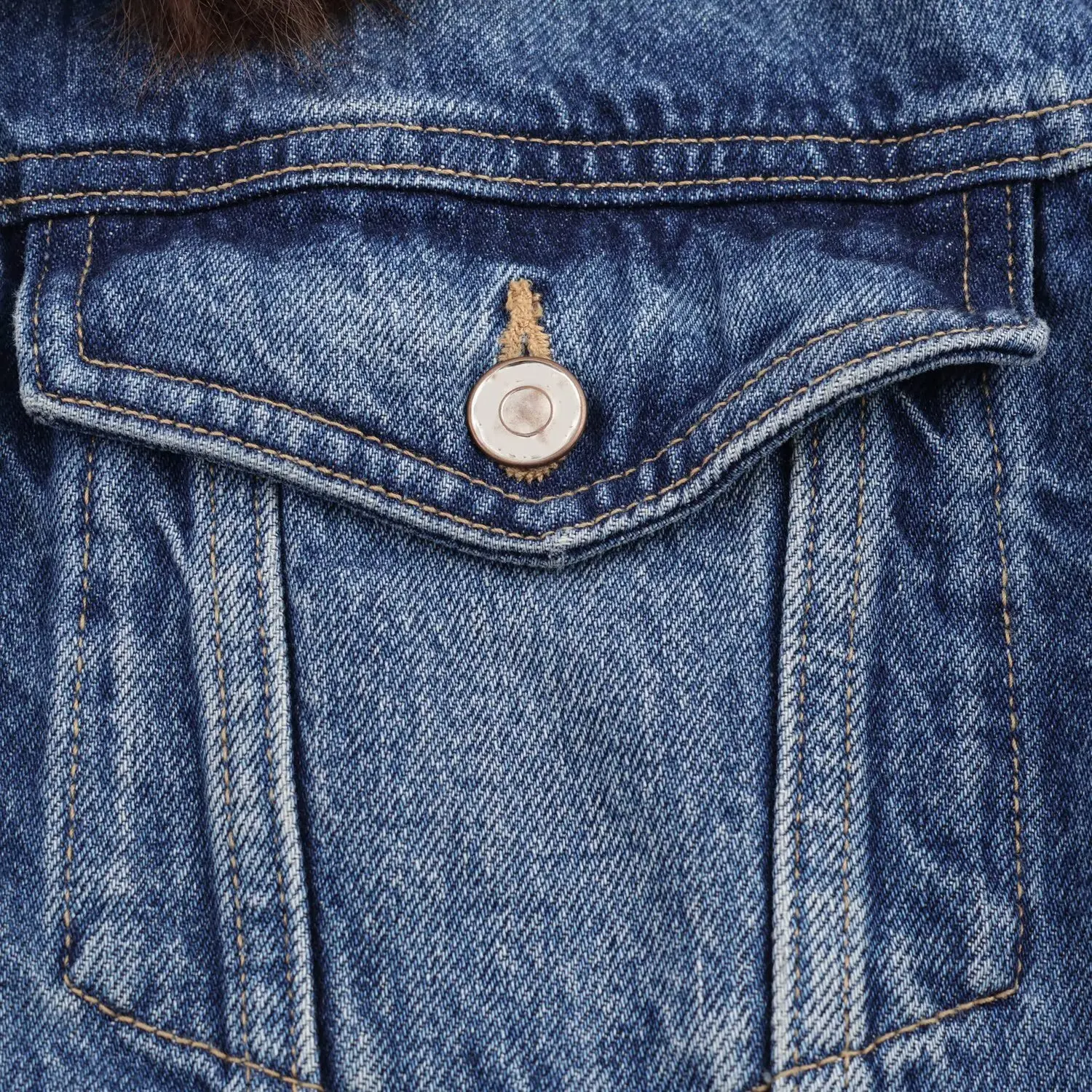 سترة نسائية قصيرة سميكة بياقة من الفرو الصناعي من قماش الدنيم صدر واحد عالي الخصر وأكمام طويلة سترات دافئة للخريف والشتاء