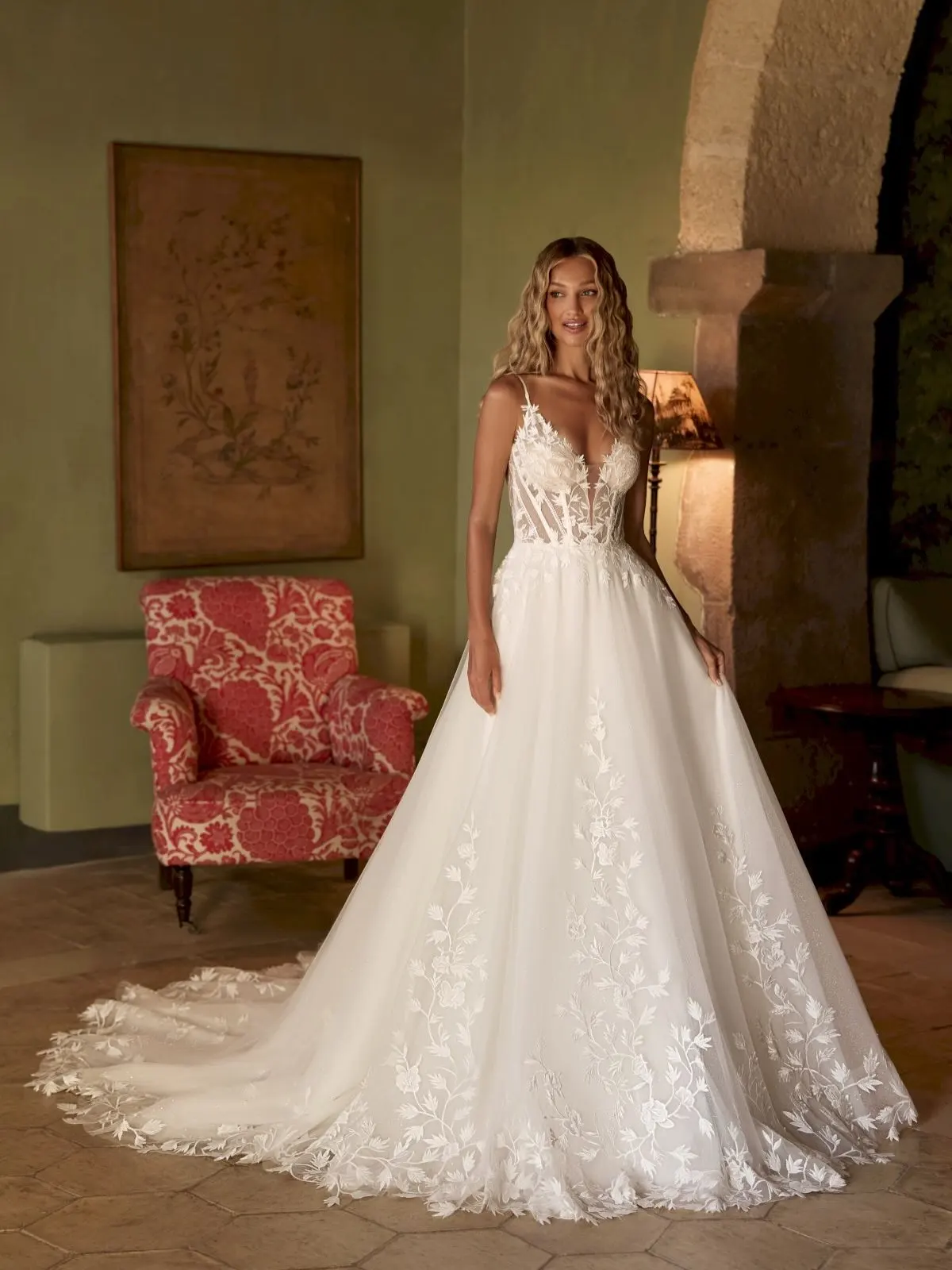 Spaghetti Straps Sweetheart Neckline A-Line Tulle Wedding Dress Open Back Floor Length Sweep Train Gown for Bride Customized