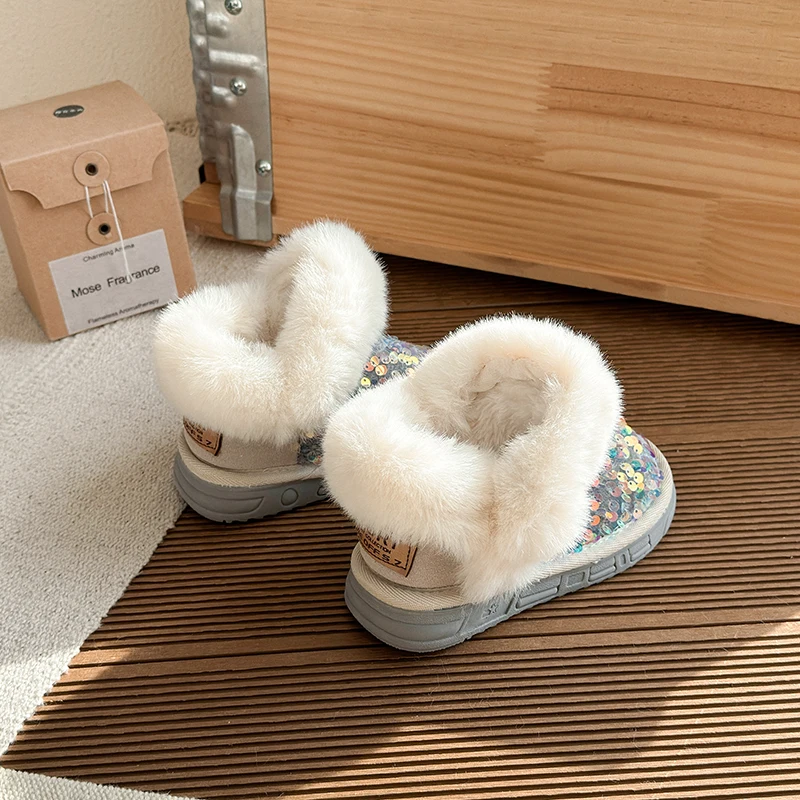Botas de nieve para niños con lentejuelas brillantes, zapatos de algodón para niños nuevos de moda de estilo coreano para invierno 2025, mantienen el calor y el deslizamiento