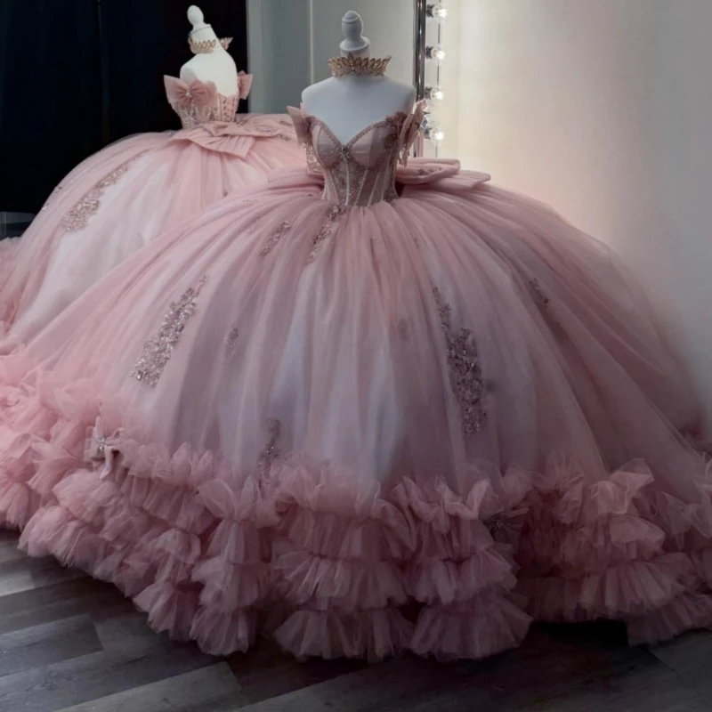 

Розовое платье для церемонии Quinceanera с открытыми плечами, аппликацией, кружевом, бисером, кристаллами, бантом, многоярусной тюлевой юбкой и корсетом, для вечеринки, дня рождения, Sweet 16.