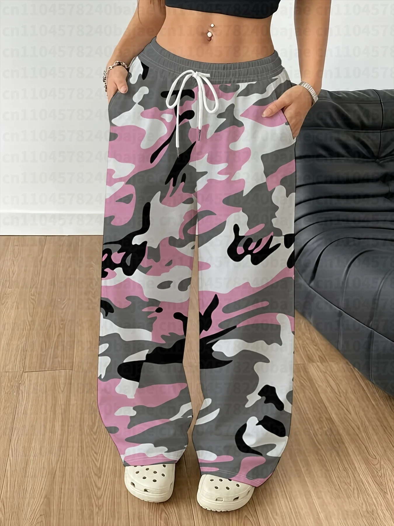 Damen-Freizeithose mit weichem Camouflage-Print in Rosa, Grau und Schwarz, weites Bein, elastischer Bund mit Kordelzug, gerade geschnittene Hose mit weitem Bein – Detail 4