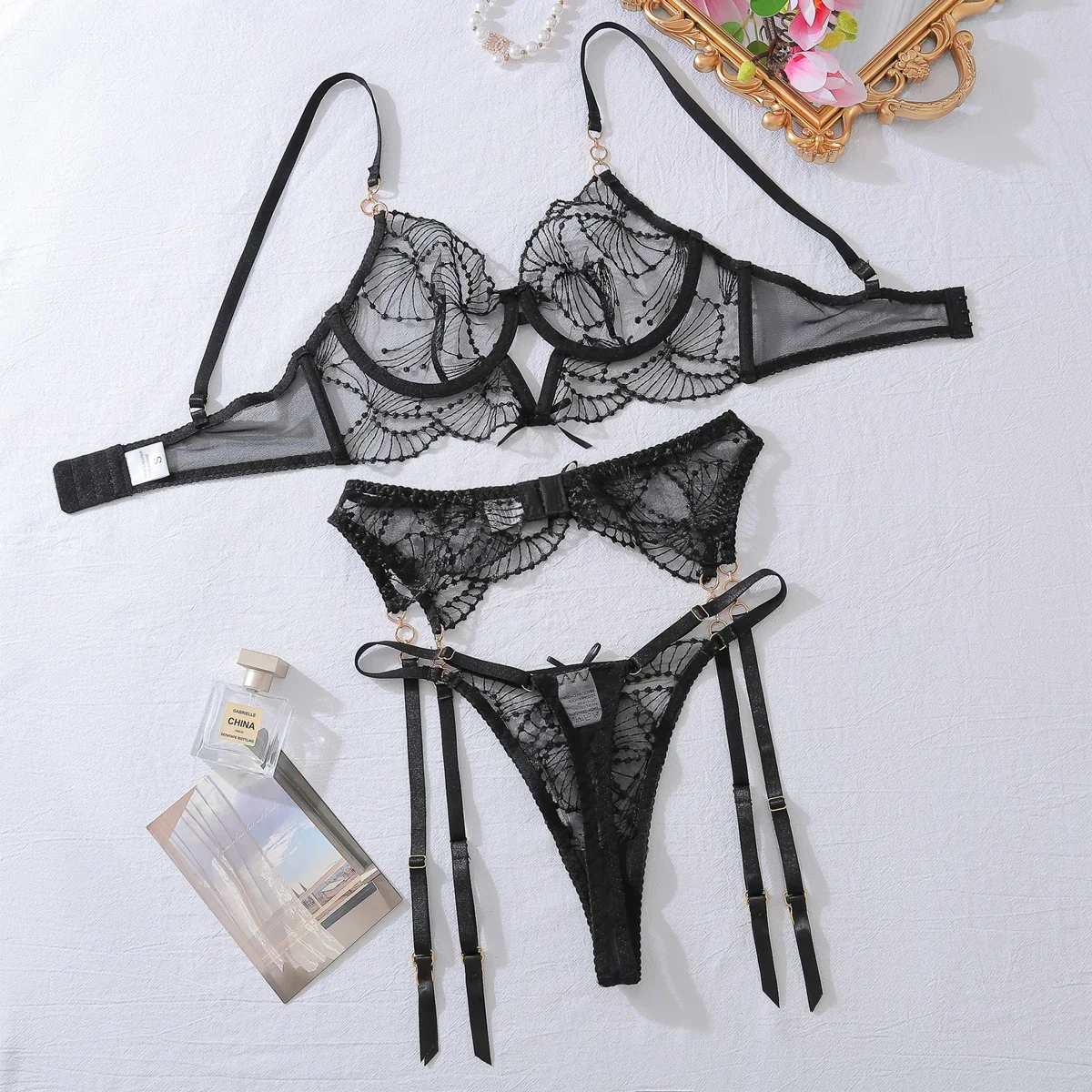 Nuevo conjunto de bragas de lencería transparente de corte bajo bordado, lencería de año, lencería de luna de miel, conjunto de tres piezas para fiesta y Club