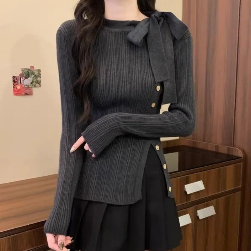 

Модный тонкий свитер с длинными рукавами и галстуком-бабочкой на талии и разрезом во французском стиле ретро