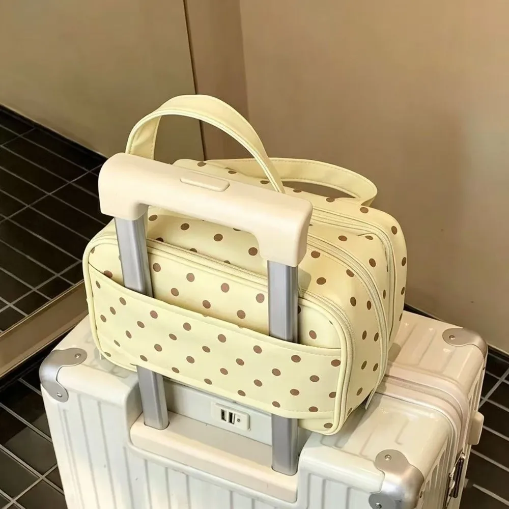 Multifunktionale Polka-Dot-Kosmetiktasche mit großem Fassungsvermögen und Griff, dreilagige PU-Reise-Toilettentasche – Detail 3