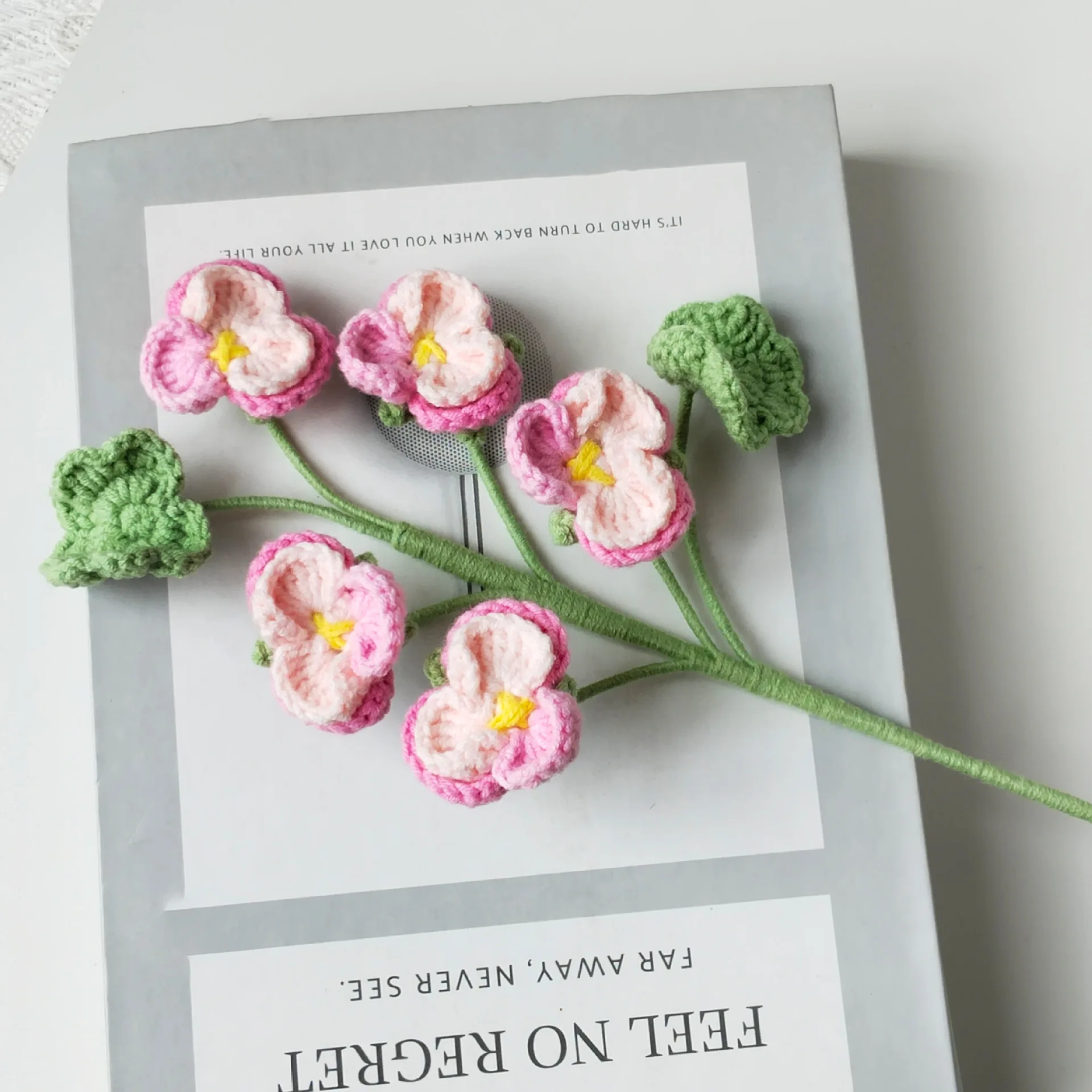 Niedliche gehäkelte Blumenzweige, kreativer Häkelstrauß, fertige handgemachte Blumen, Raumdekoration, Geschenk für Freunde – Detail 6
