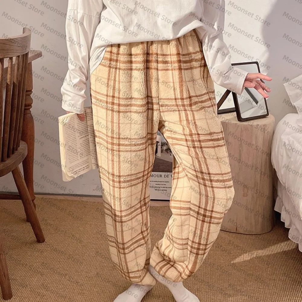 بنطلون بيجامة للنساء شتاء 2026 نمط جديد سروال منزلي بسيط من الفلانيل مريح يمكن ارتداؤه في الخارج