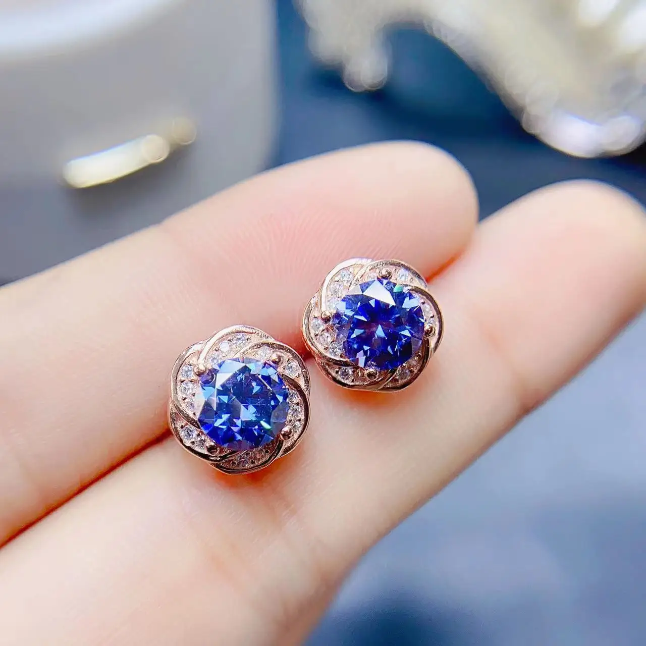 

2023 New Blue Moissanite Stud Earrings for Women Jewelry Real 925 Silver Gold plated Shiny Gemstone Party Gift