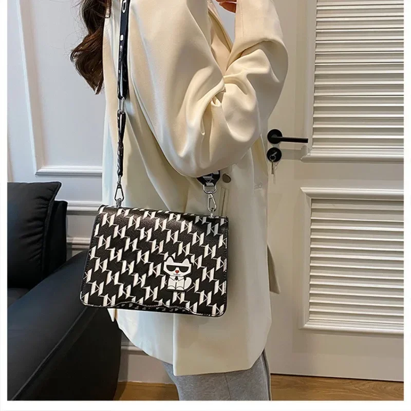 Small Design Bag for Women 2024 Autumn New Fashionable Cat Shoulder Bag Simple and Western Style Crossbody Small Square Bag