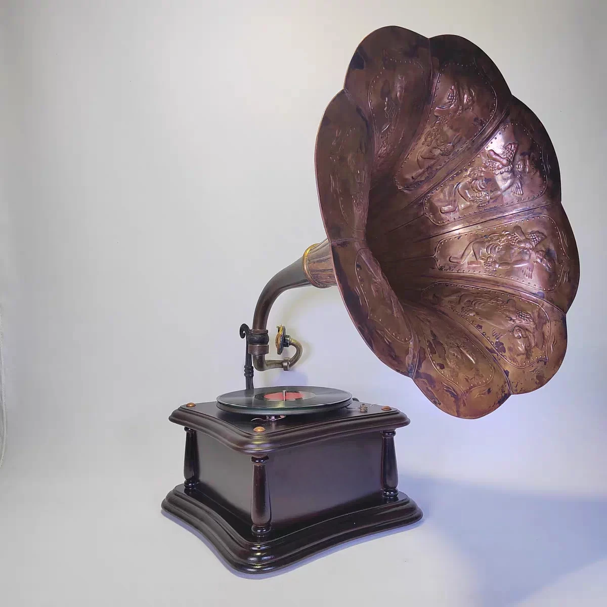 78 turntable, copper big horn phonograph clockwork power, retro shape can be used to send records