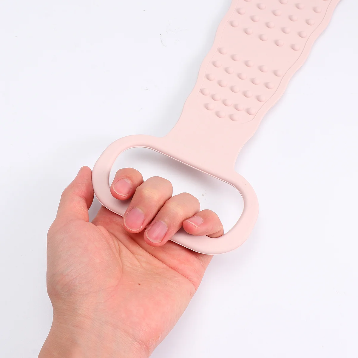 منشفة استحمام خلفية من السيليكون بشريط طويل وحزام تقشير الجسم وأداة تنظيف حمام الطين باللون الوردي للتنظيف العميق