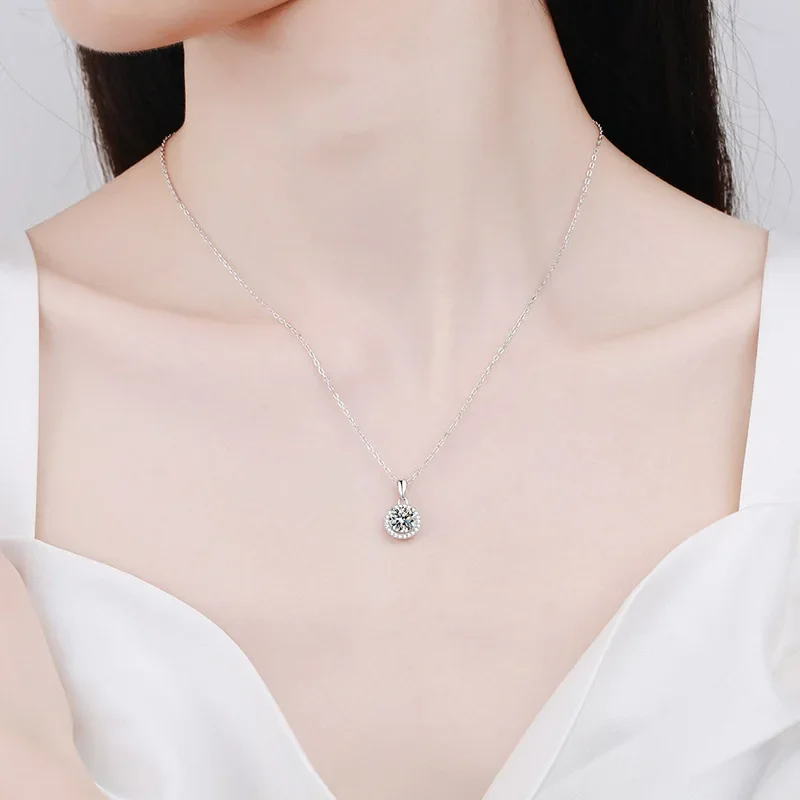 S925 Sterling Silver Pendant Plated with PT950 D Colorful 1 Carat Mosan Diamond Necklace Round Bag Wedding Jewelry Wholesale