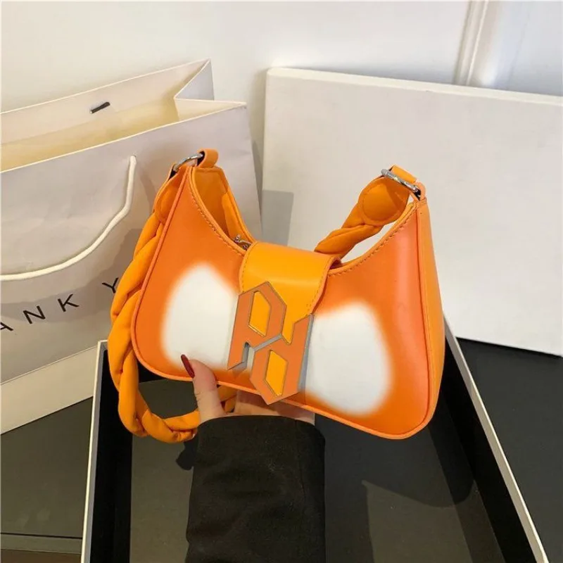 

Retro Spice Girl Fashion Design Handbag One Shoulder Crossbody Niche Exquisite Simple Casual High Value Trend Commuter Color