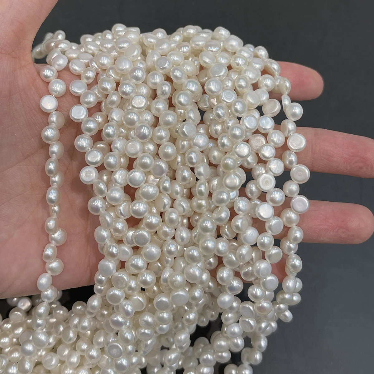 Seitenloch-Perle, 5–6 mm, natürliche Süßwasserperle für die Schmuckherstellung, zum Basteln von Halsketten, Armbändern, Ketten und Ohrringen. – Detail 1