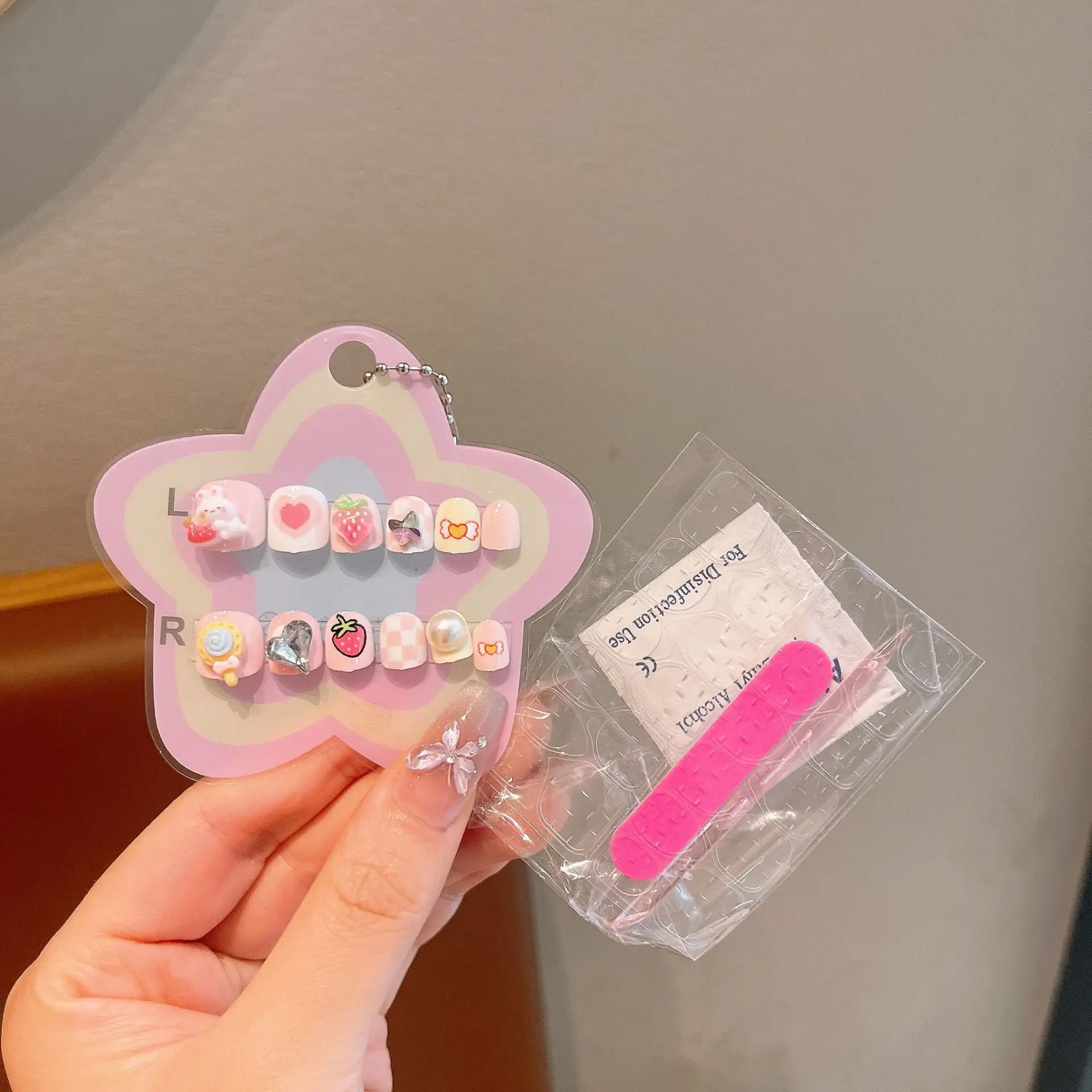 12 Stück Kinder-Nägel mit niedlichem Blumen- und Erdbeerhasen-Motiv, zum Aufdrücken, für 4–10 Jahre, abnehmbare Nagelaufkleber, künstliche Nägel, Mädchen-Geburtstagsgeschenke – Detail 3