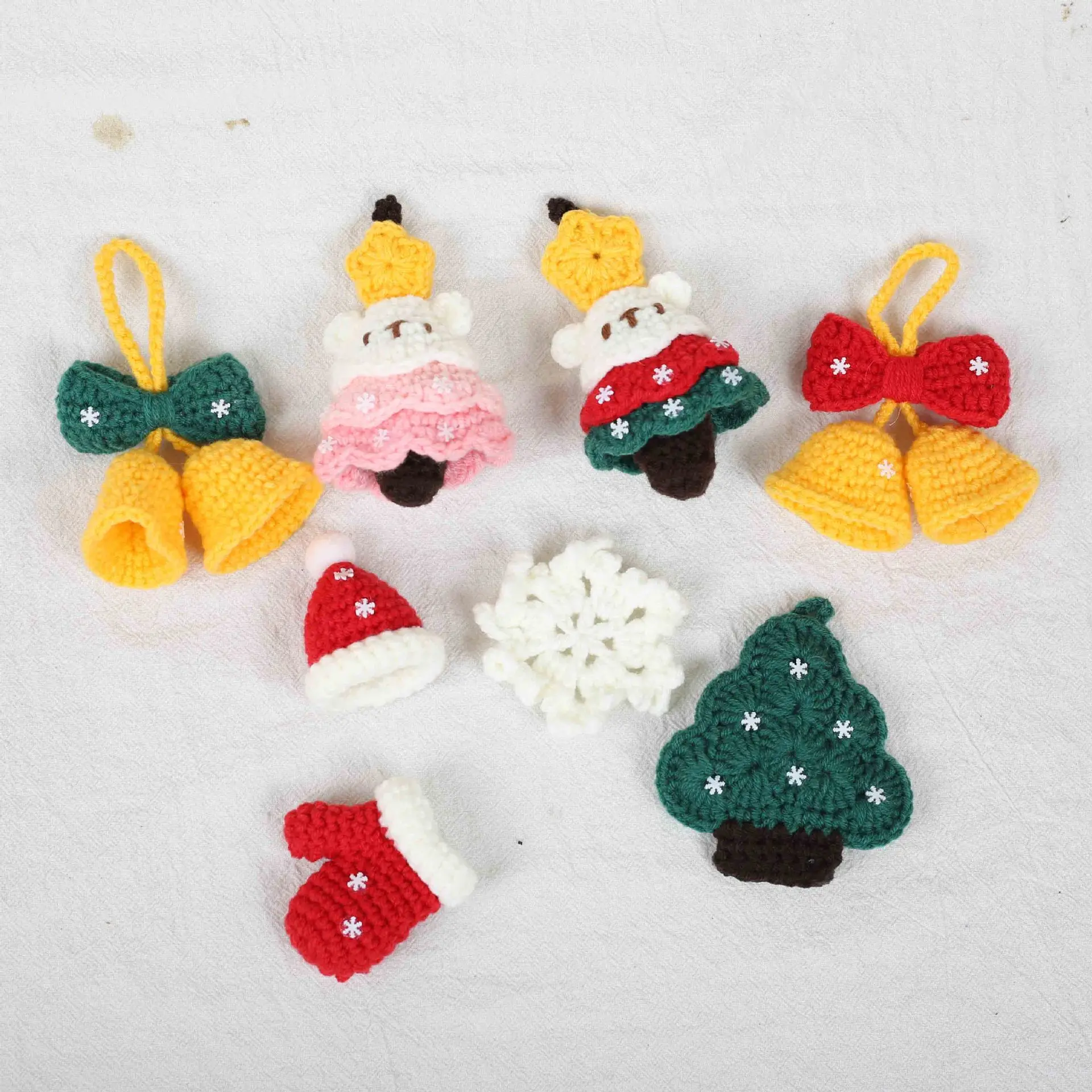 Niedlicher gehäkelter Weihnachts-Schlüsselanhänger, handgemachter Mini-Weihnachtsbaum, gestrickter Baum zum Aufhängen, liebenswertes Geschenk – Detail 1