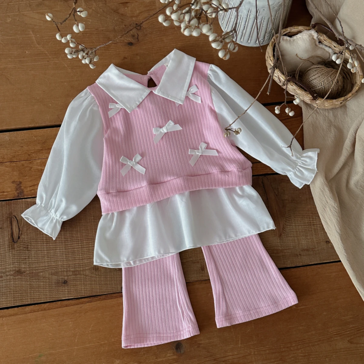 Frühlings- und Herbst-Outfit für Babymädchen: Rosa Schleifen-Set mit Schein-Zweiteiler-Kragen, Langarm-Bluse und gerippter Schlaghose, 2-teiliges Set – Detail 5