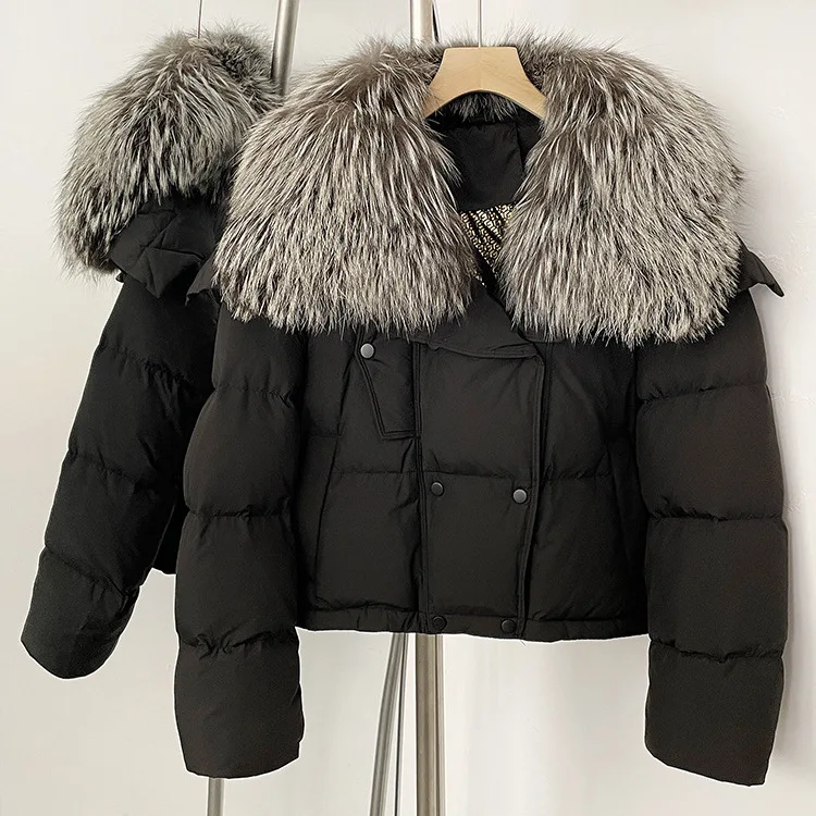 سترة قصيرة أنيقة للشتاء لعام 2025 سترة بيضاء مبطنة أسفل بياقة كبيرة من الفرو كورية متعددة الاستخدامات معاطف سميكة ودافئة للنساء