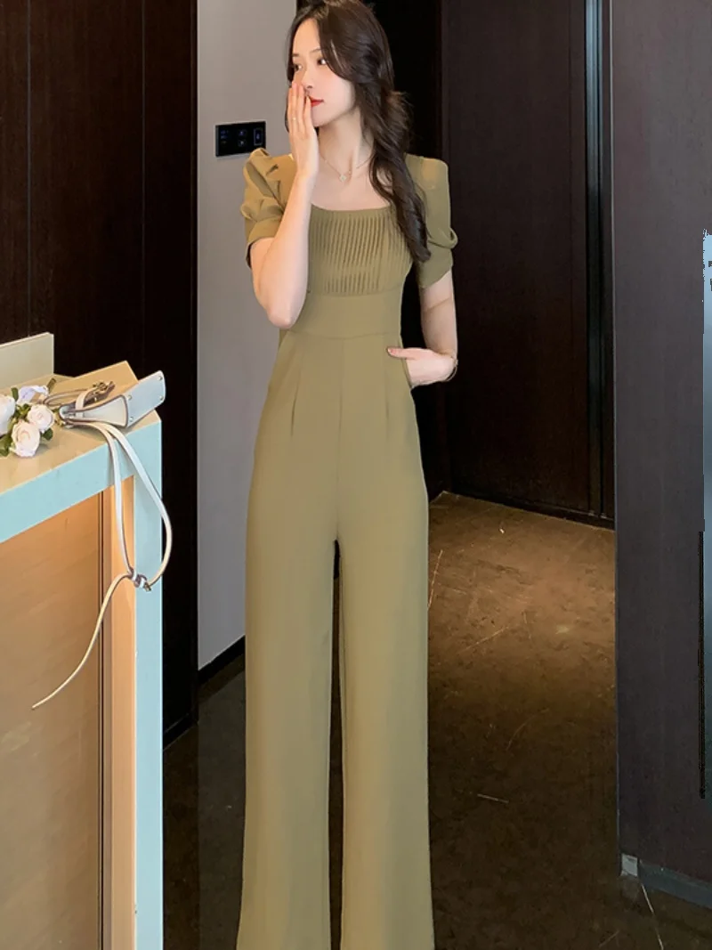 จั๊มสูทขาบานเอวสูงสไตล์ใหม่สำหรับฤดูร้อน พร้อมดีไซน์คอเหลี่ยมแบบ Bubble Sve ให้ความรู้สึกพลิ้วไหว ดูสง่างามแบบผู้หญิง...