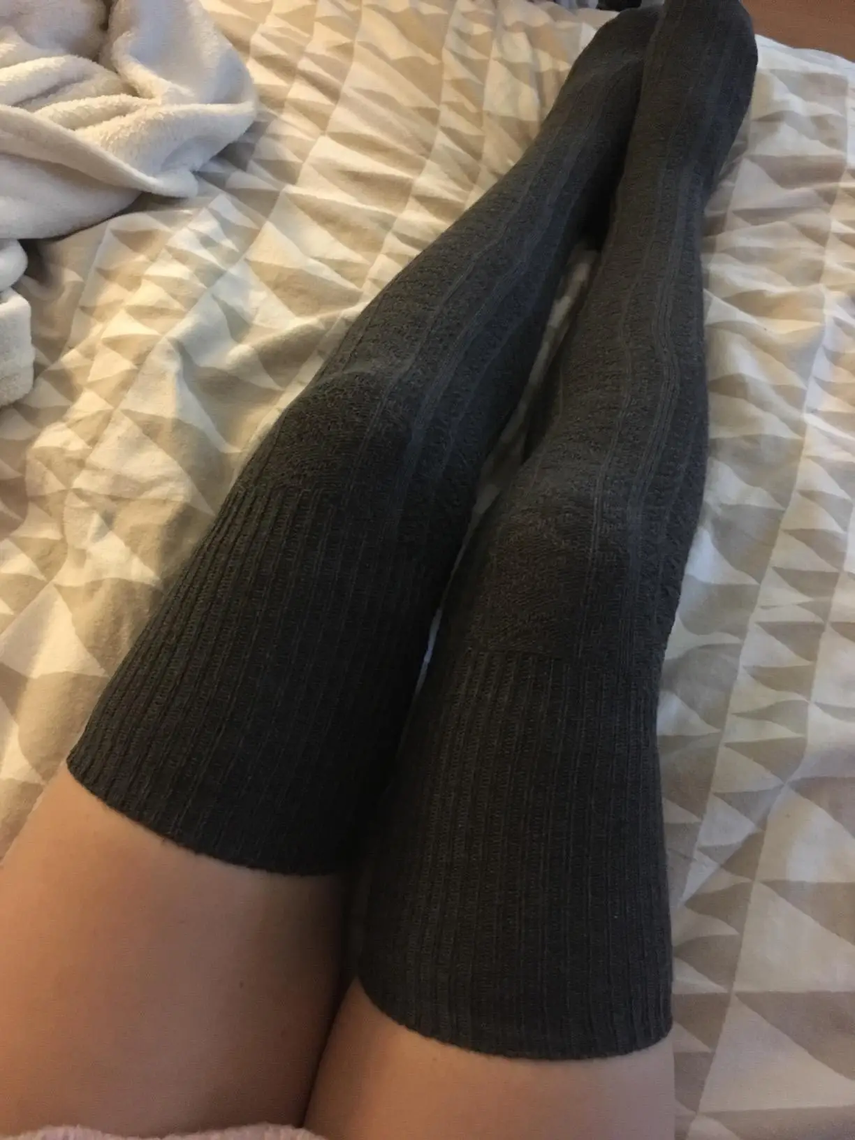 Calcetines altos hasta el muslo para mujer, gris oscuro, de punto trenzado, con puño de canalé vertical, cálidos y gruesos, por encima de la rodilla, estilo Cottagecore, tono neutro minimalista, para otoño e invierno, accesorios diarios para vestidos de suéter y para las piernas.