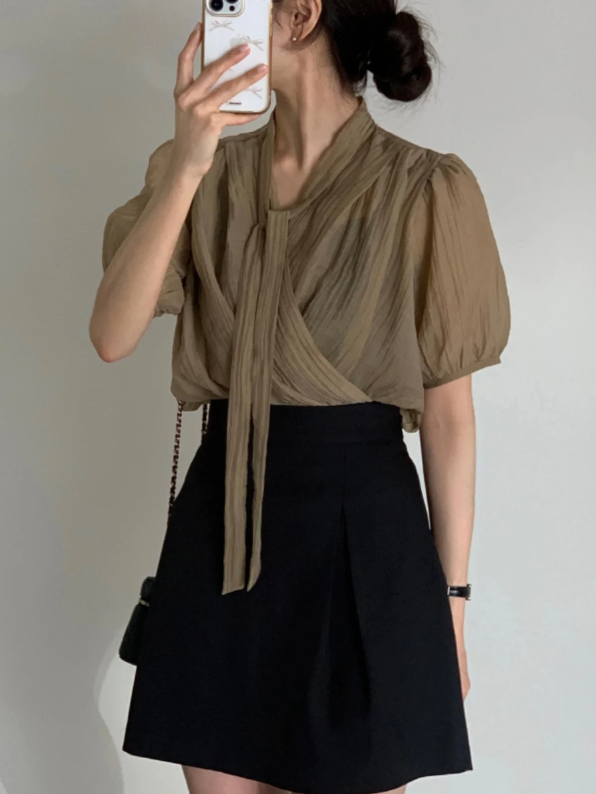 بلوزة نسائية صيفية من الشيفون الرقيق بتصميم فضفاض وربطة عنق على شكل V