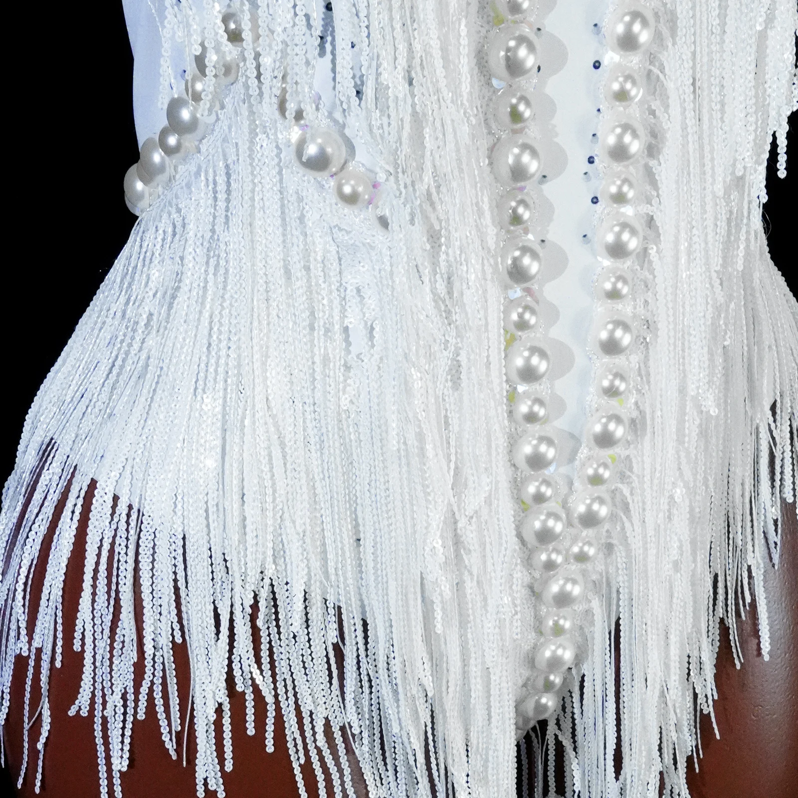 Seksowne, błyszczące body z dżetami, białe, z okrągłym dekoltem, cekinowe frędzle, trykot, strój sceniczny dla piosenkarki, tancerki, na występ, do klubu nocnego.