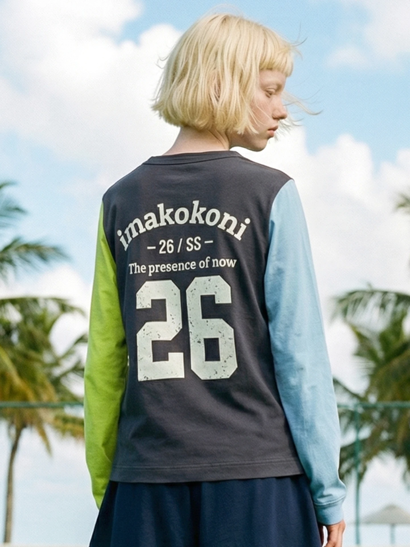 

IMAKOKONI 26/SS Женская футболка с длинными рукавами реглан и цветовыми блоками, темно-синяя, неоново-зеленая, с принтом на спине, повседневный топ 265405